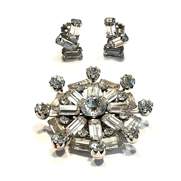 Vintage WEISS Emerald Cut Rhinestone Silver Tone Brooch and Clip-on Earrings Set - Picture 5 of 9